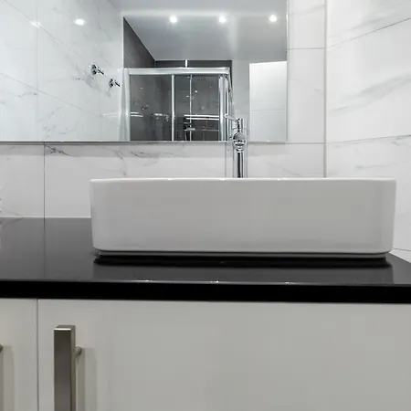 Great Location 1 Bedroom Apartment *